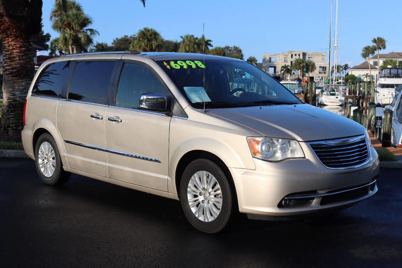  2013 Chrysler Town and Country Limited 4dr Mini Van 